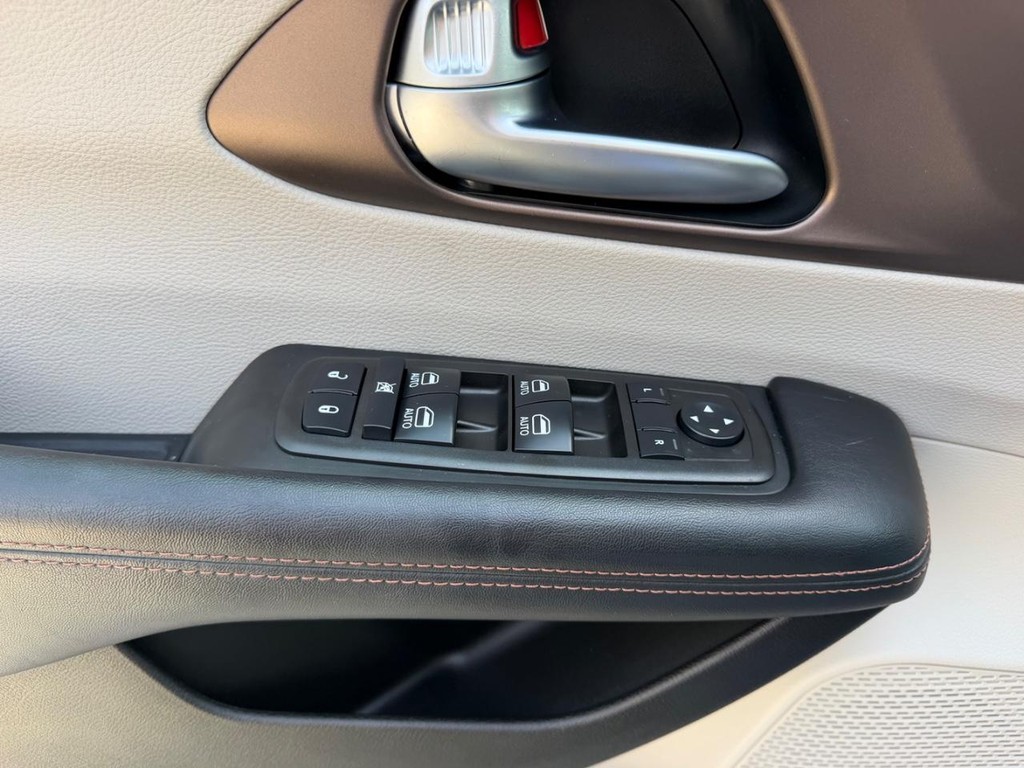 Chrysler Pacifica Vehicle Full-screen Gallery Image 21