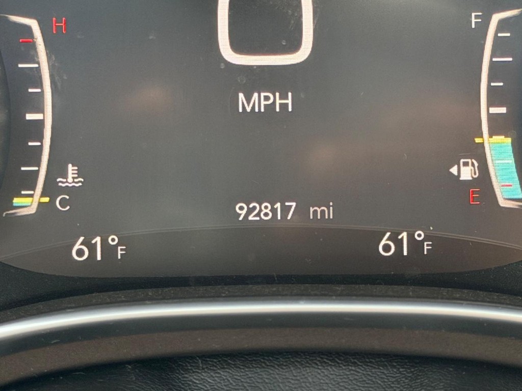 Chrysler Pacifica Vehicle Full-screen Gallery Image 23