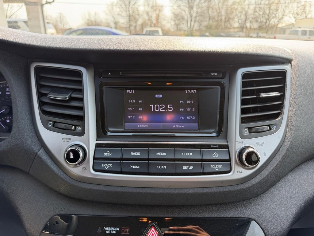 Hyundai Tucson Vehicle Full-screen Gallery Image 12