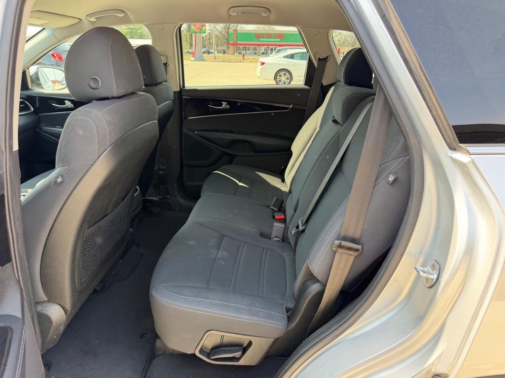 Kia Sorento Vehicle Full-screen Gallery Image 8