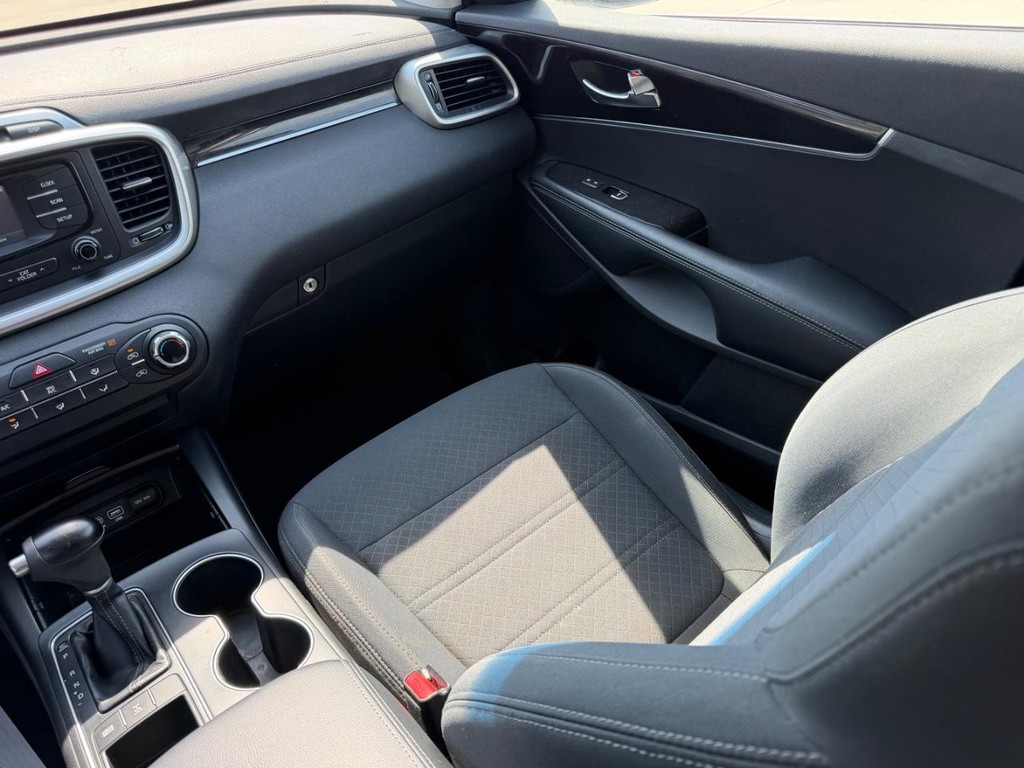 Kia Sorento Vehicle Full-screen Gallery Image 16
