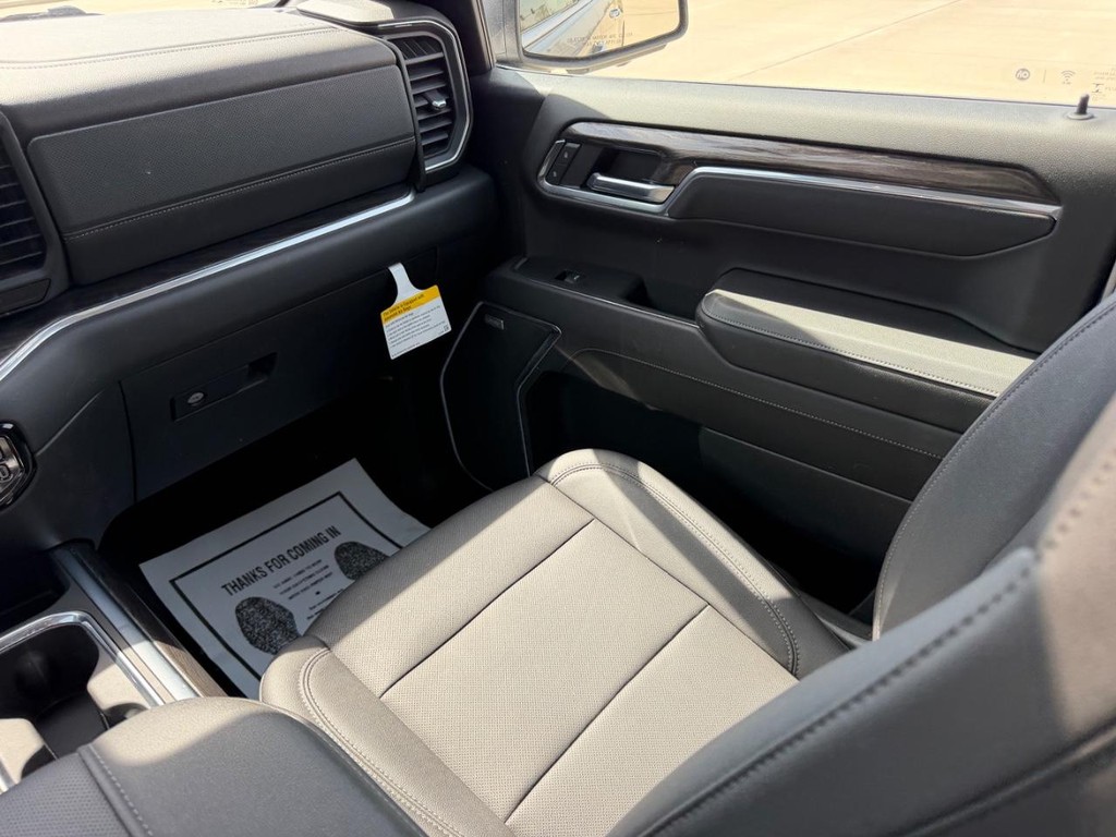 Chevrolet Silverado 1500 Vehicle Full-screen Gallery Image 16