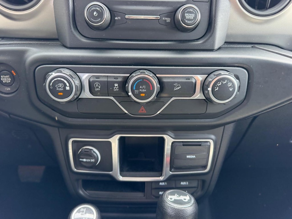 Jeep Wrangler Unlimited Vehicle Full-screen Gallery Image 13