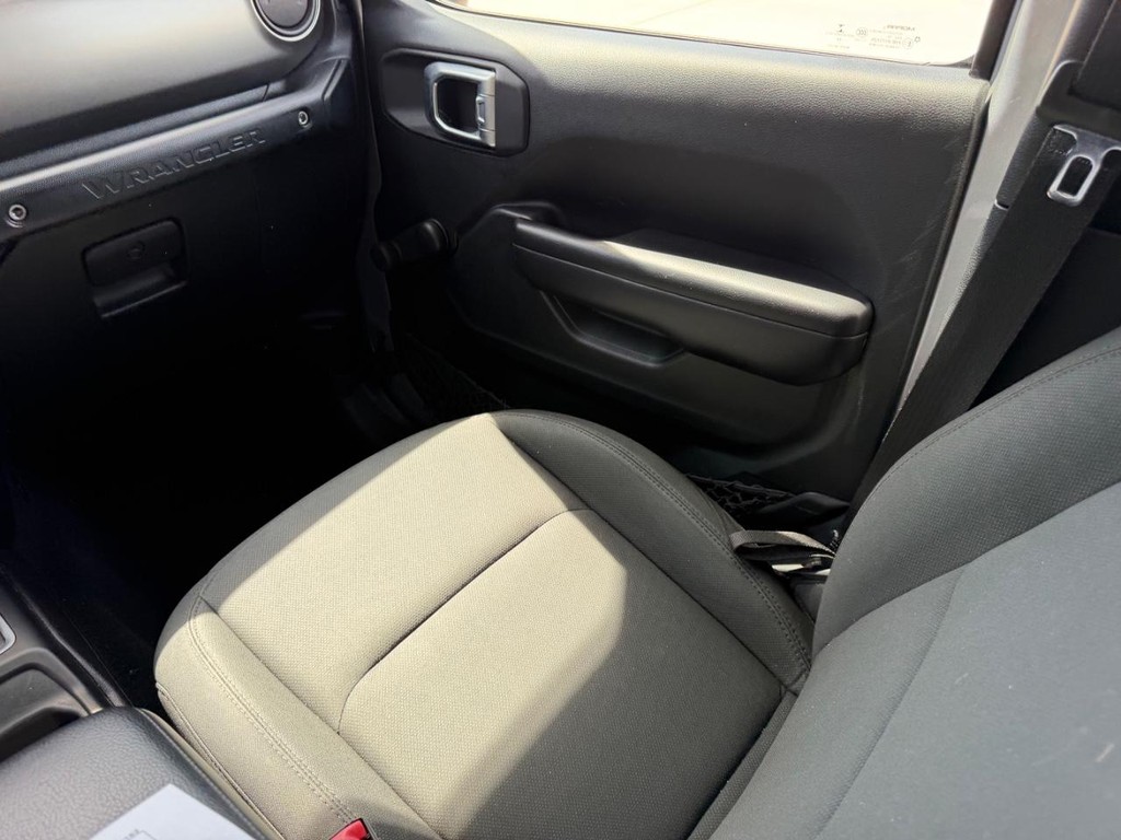 Jeep Wrangler Unlimited Vehicle Full-screen Gallery Image 15