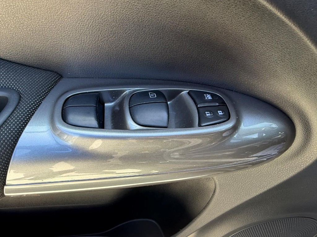 Nissan Juke Vehicle Full-screen Gallery Image 17