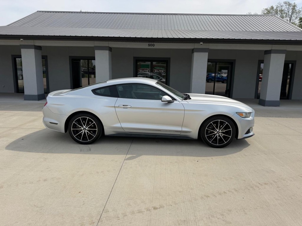 Ford Mustang Vehicle Full-screen Gallery Image 2