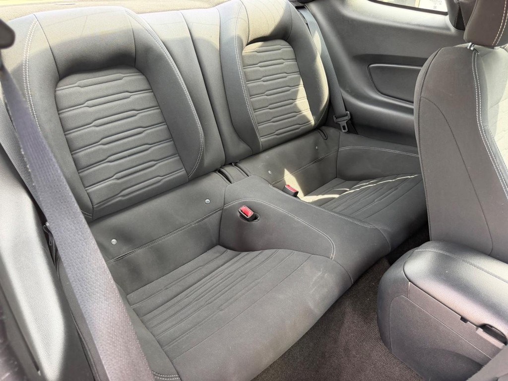 Ford Mustang Vehicle Full-screen Gallery Image 7