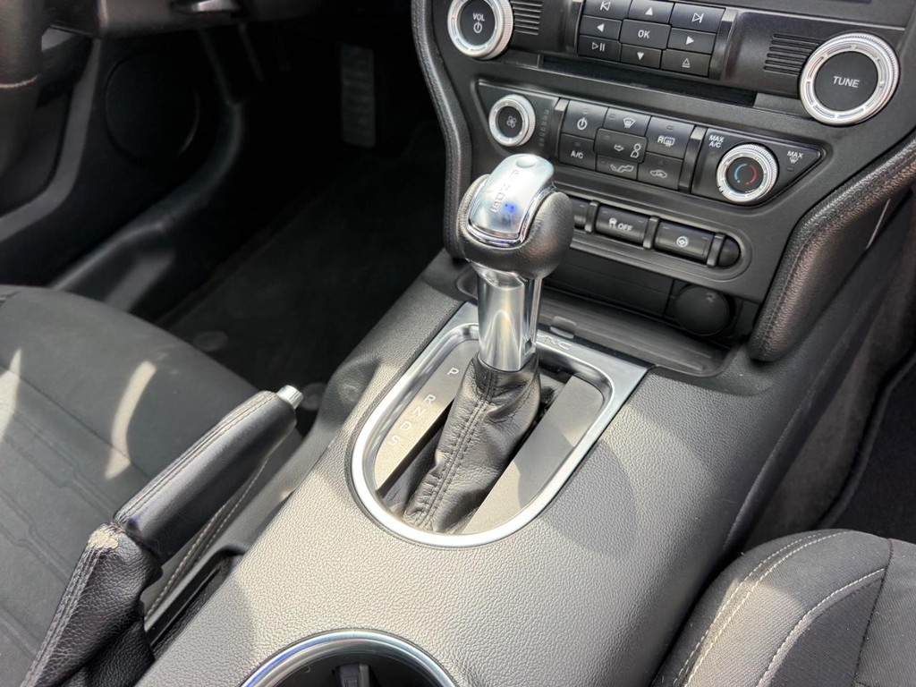 Ford Mustang Vehicle Full-screen Gallery Image 14