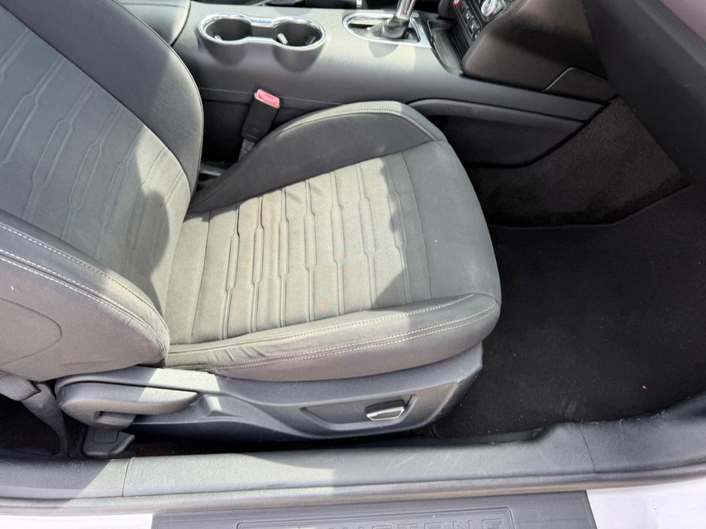 Ford Mustang Vehicle Full-screen Gallery Image 15