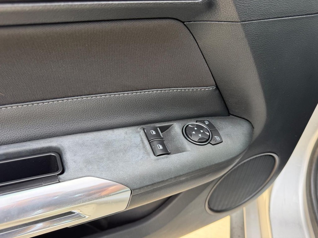 Ford Mustang Vehicle Full-screen Gallery Image 16