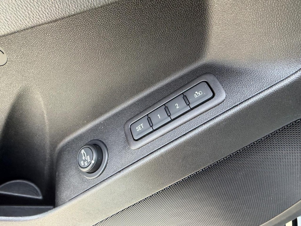 Chevrolet Equinox Vehicle Full-screen Gallery Image 19