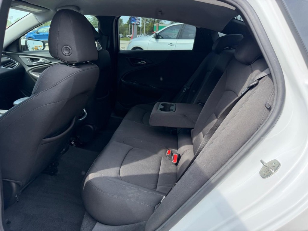 Chevrolet Malibu Vehicle Full-screen Gallery Image 7