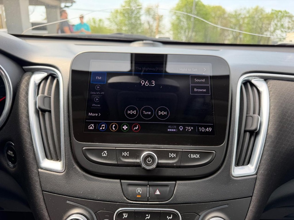 Chevrolet Malibu Vehicle Full-screen Gallery Image 12