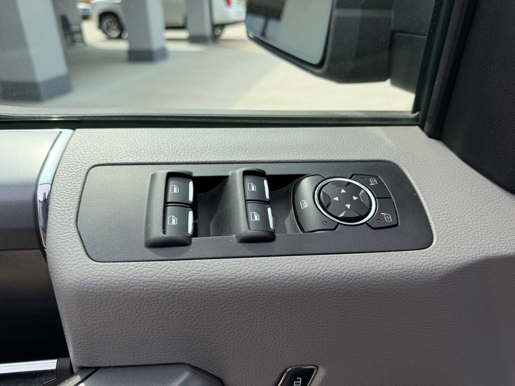 Ford F-150 Vehicle Full-screen Gallery Image 15