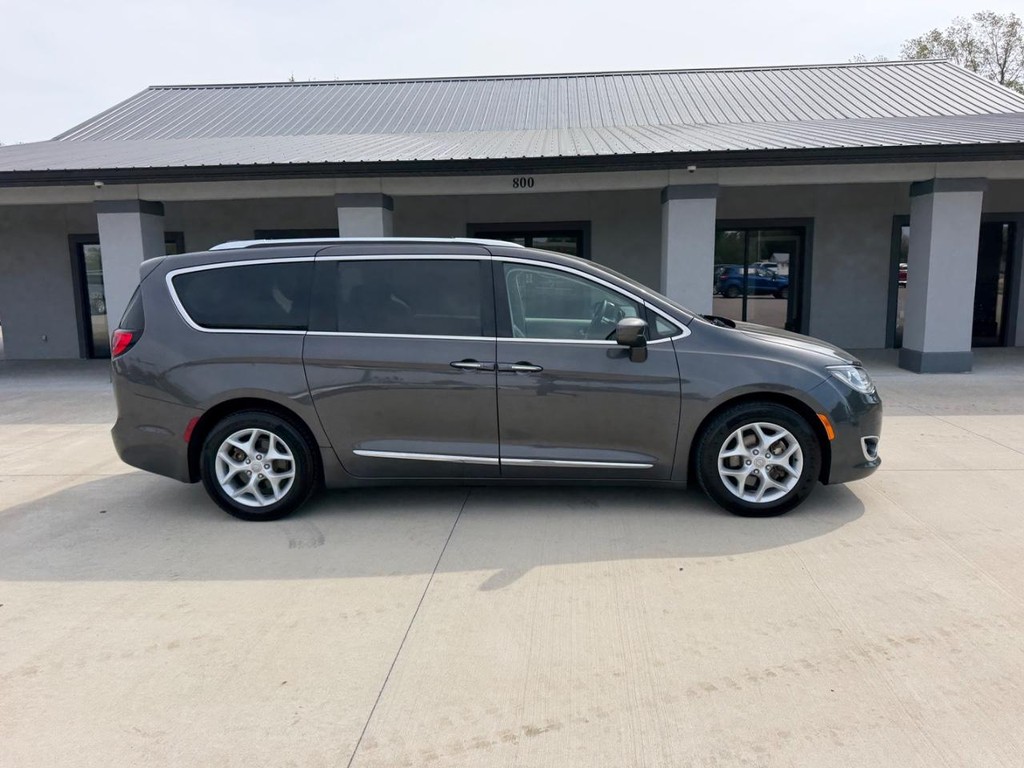 Chrysler Pacifica Vehicle Full-screen Gallery Image 2