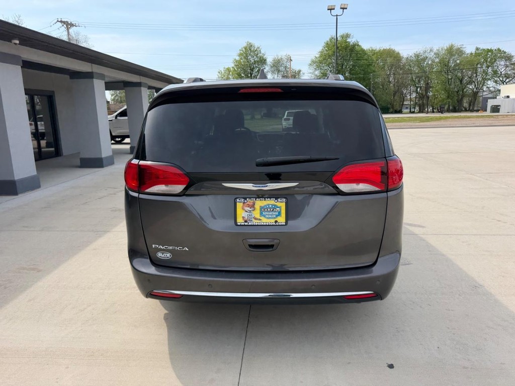 Chrysler Pacifica Vehicle Full-screen Gallery Image 4