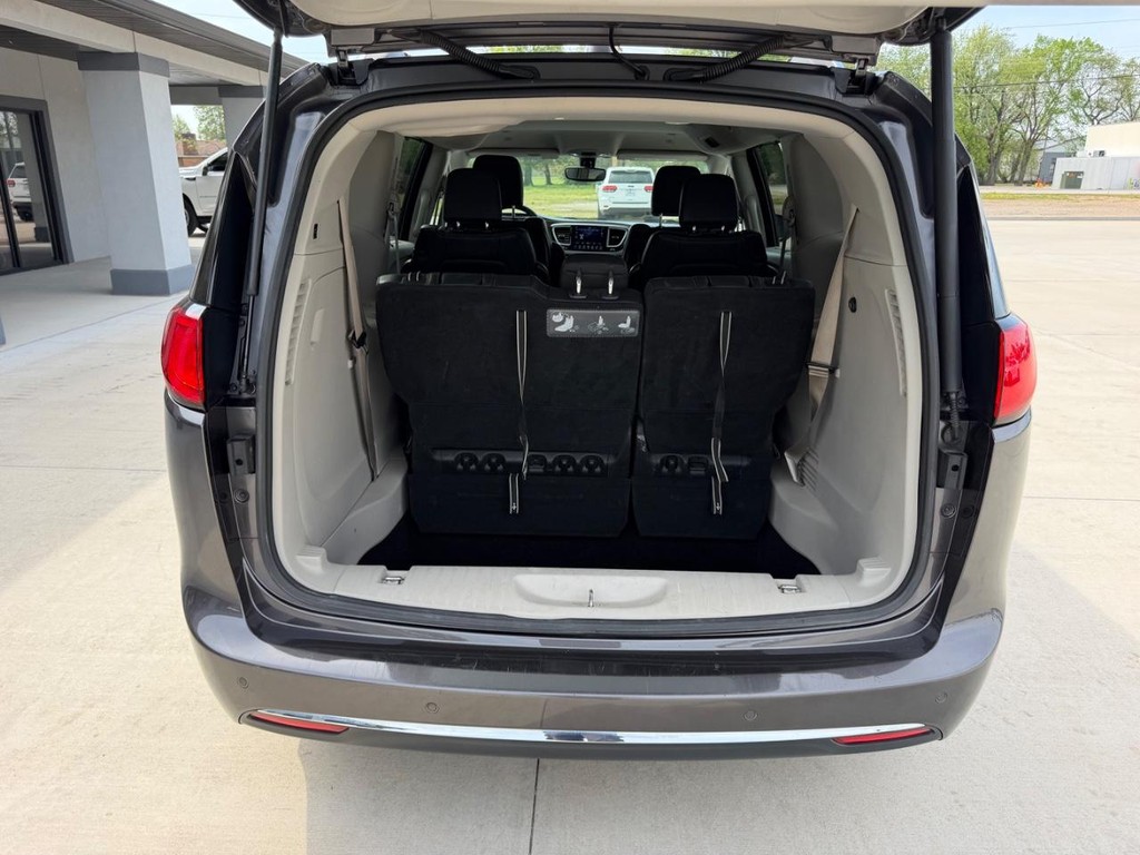 Chrysler Pacifica Vehicle Full-screen Gallery Image 5