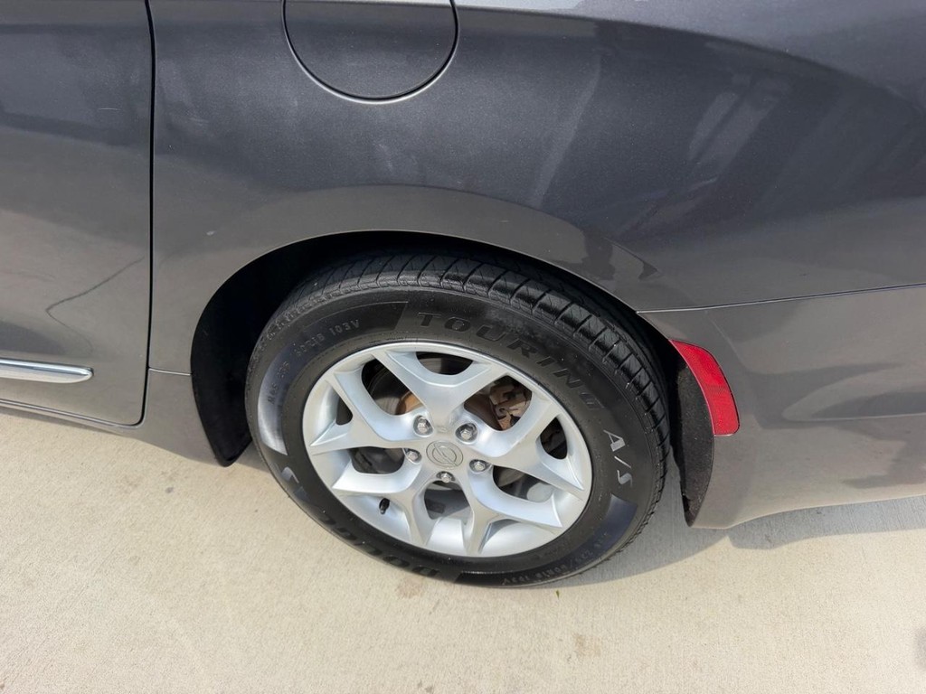 Chrysler Pacifica Vehicle Full-screen Gallery Image 7