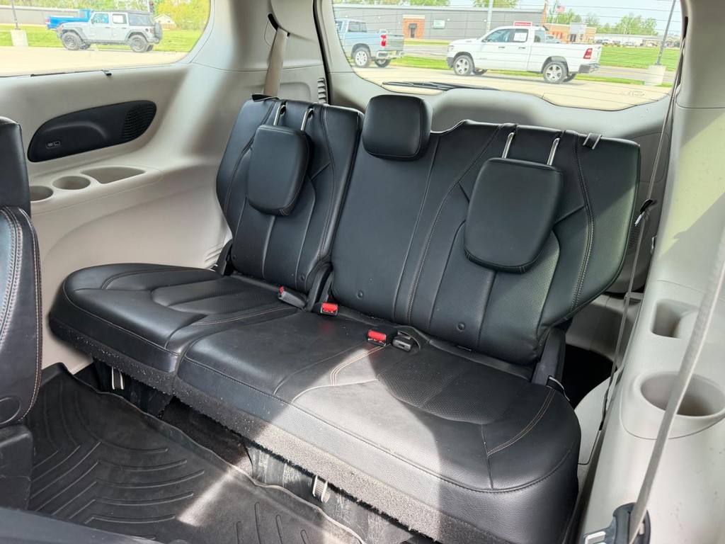 Chrysler Pacifica Vehicle Full-screen Gallery Image 8