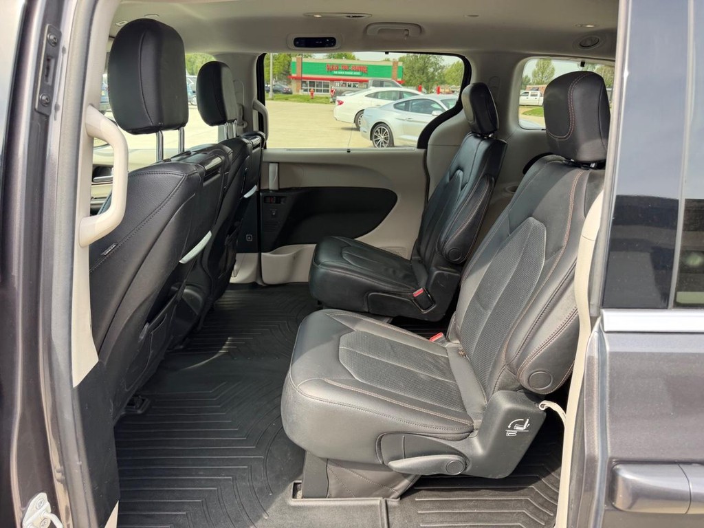 Chrysler Pacifica Vehicle Full-screen Gallery Image 9