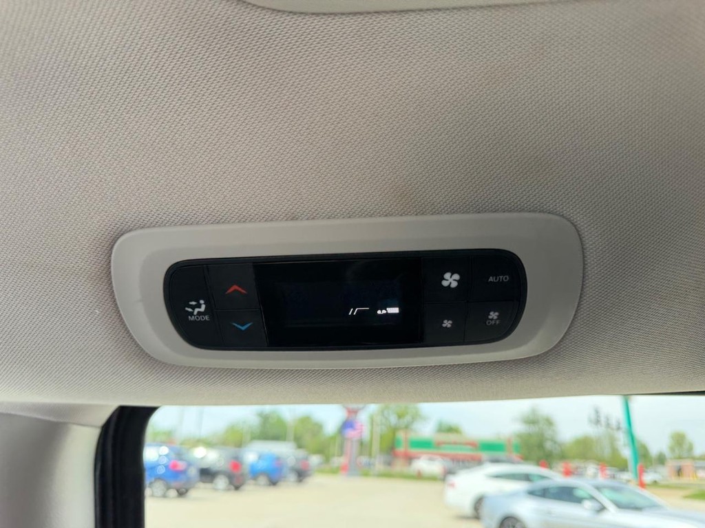 Chrysler Pacifica Vehicle Full-screen Gallery Image 10