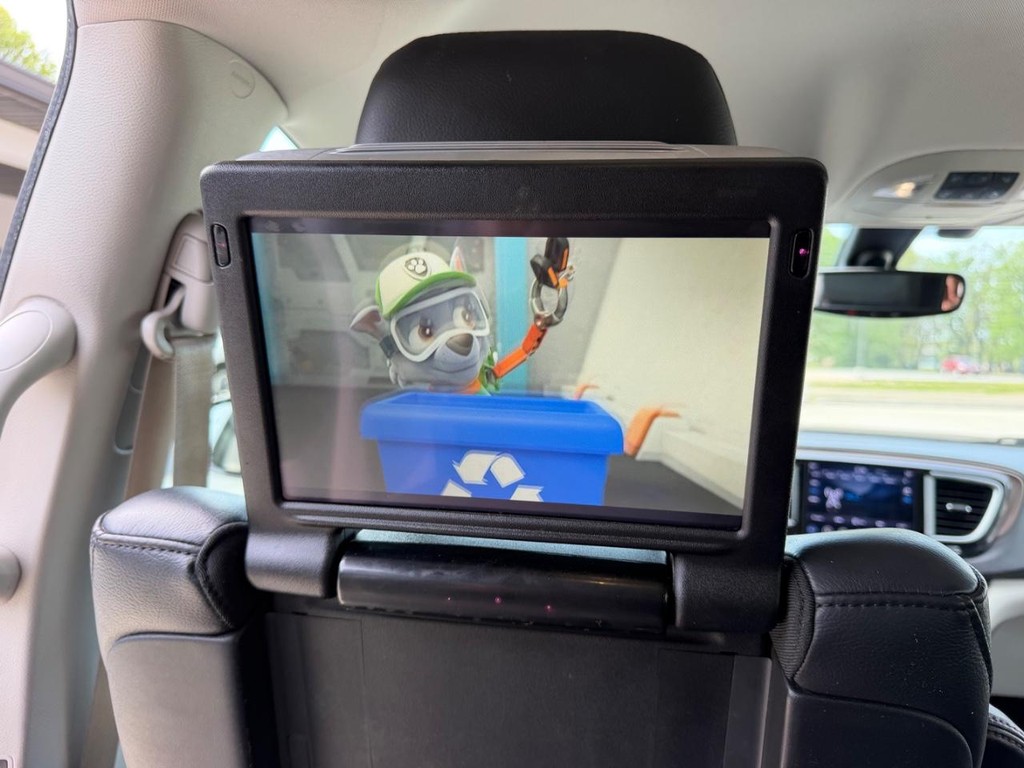 Chrysler Pacifica Vehicle Full-screen Gallery Image 11