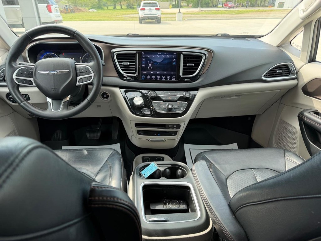 Chrysler Pacifica Vehicle Full-screen Gallery Image 12