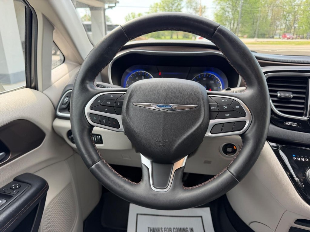 Chrysler Pacifica Vehicle Full-screen Gallery Image 13