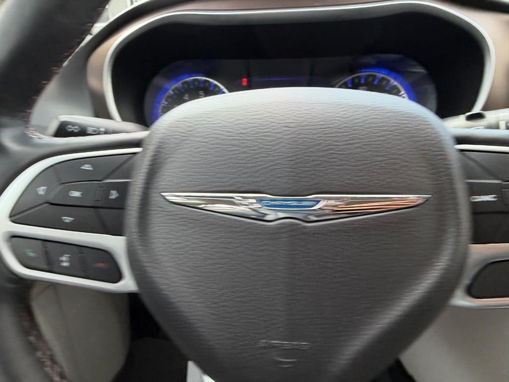 Chrysler Pacifica Vehicle Full-screen Gallery Image 14