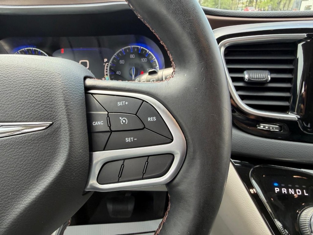 Chrysler Pacifica Vehicle Full-screen Gallery Image 15