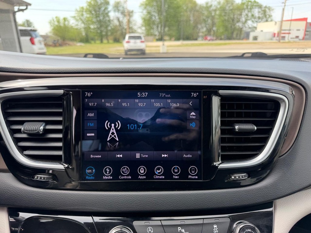 Chrysler Pacifica Vehicle Full-screen Gallery Image 16