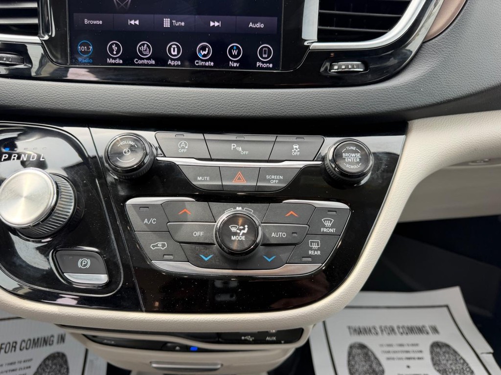 Chrysler Pacifica Vehicle Full-screen Gallery Image 17