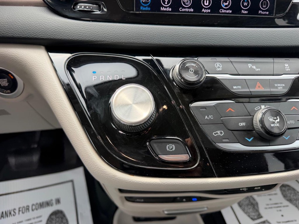 Chrysler Pacifica Vehicle Full-screen Gallery Image 18