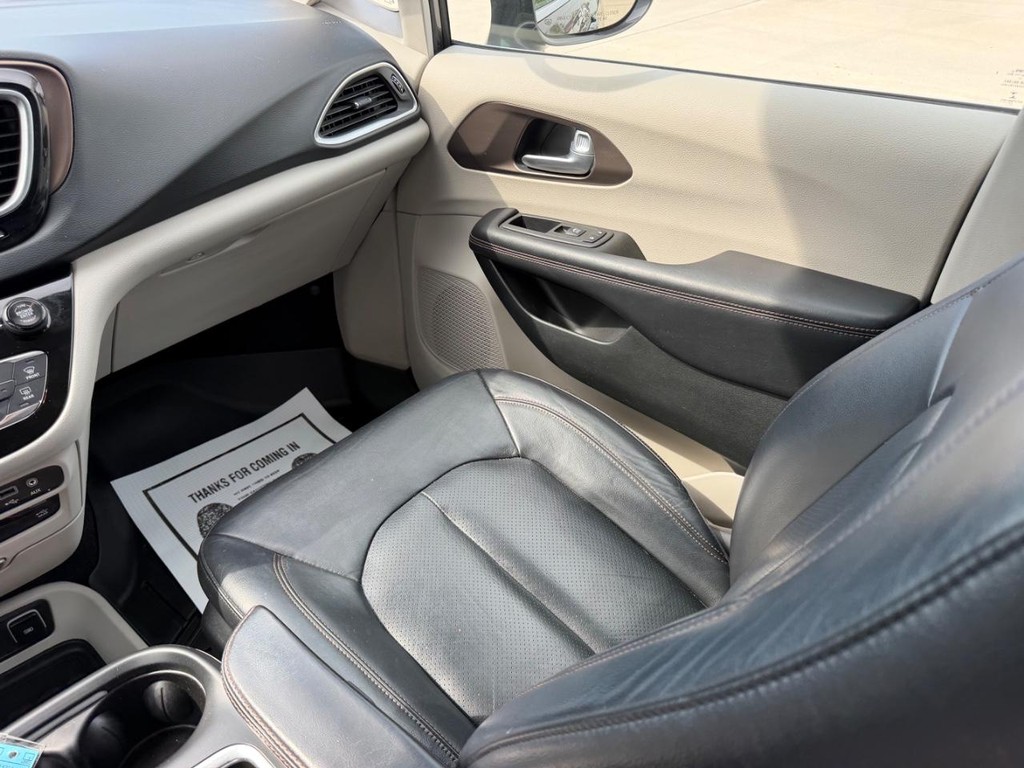 Chrysler Pacifica Vehicle Full-screen Gallery Image 19