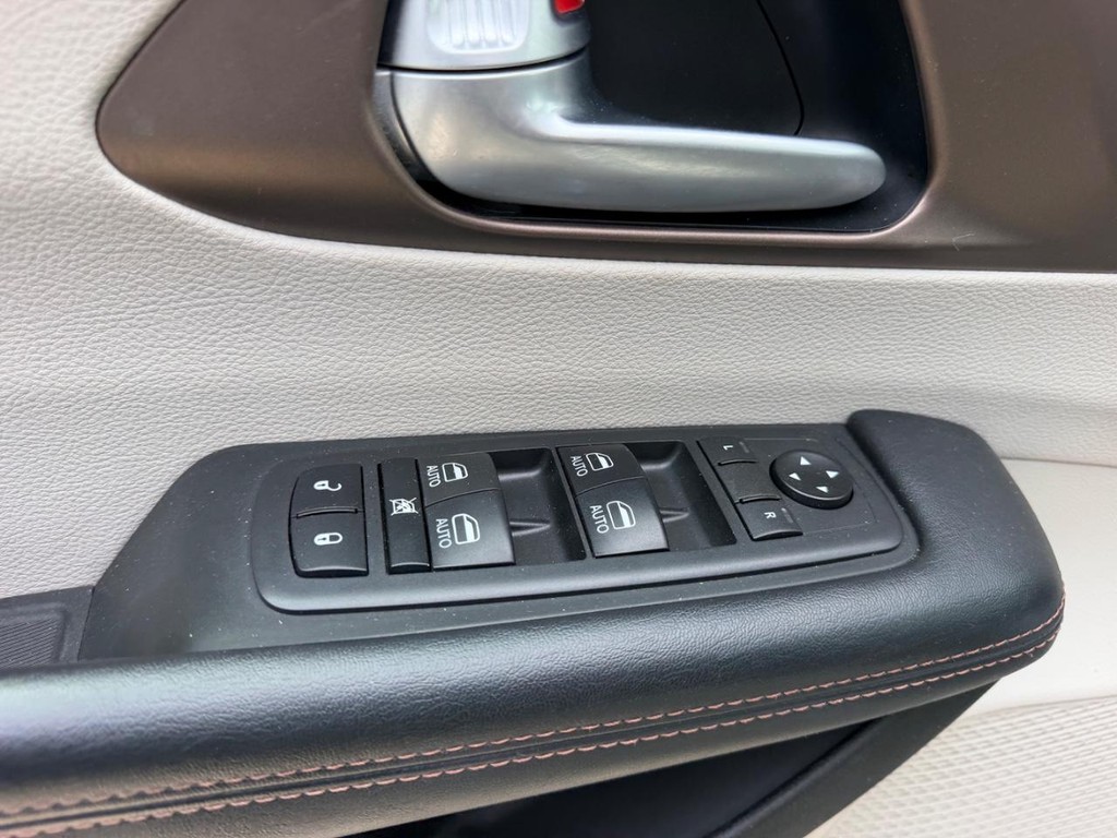 Chrysler Pacifica Vehicle Full-screen Gallery Image 20