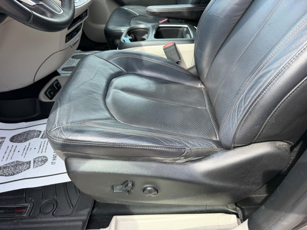 Chrysler Pacifica Vehicle Full-screen Gallery Image 21