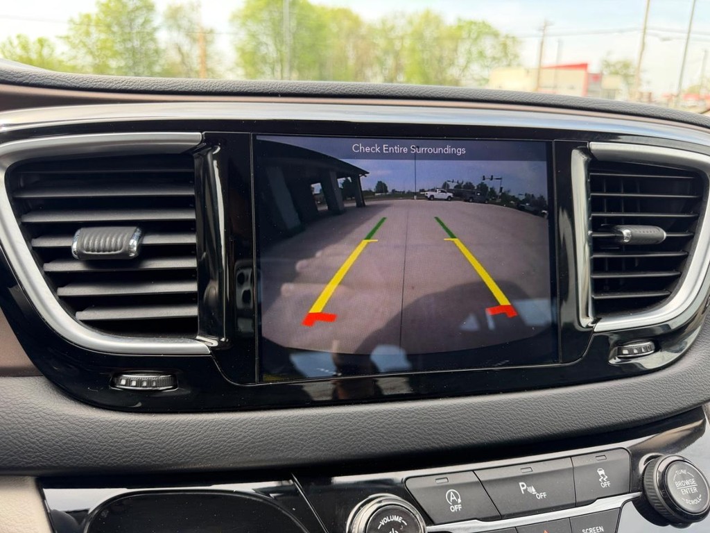 Chrysler Pacifica Vehicle Full-screen Gallery Image 23