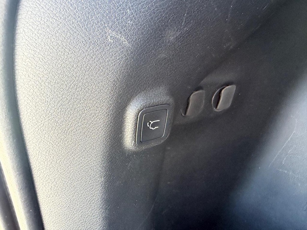 Jeep Cherokee Vehicle Full-screen Gallery Image 06