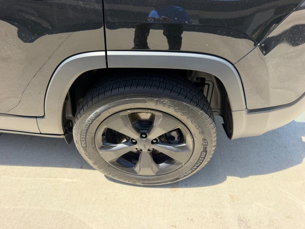 Jeep Cherokee Vehicle Full-screen Gallery Image 07