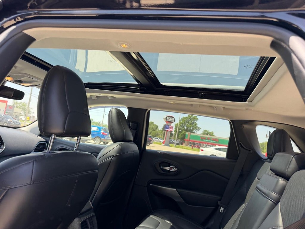 Jeep Cherokee Vehicle Full-screen Gallery Image 09