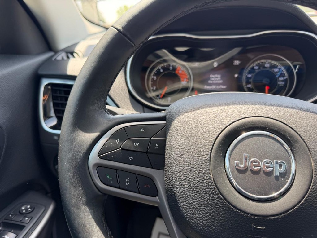 Jeep Cherokee Vehicle Full-screen Gallery Image 12