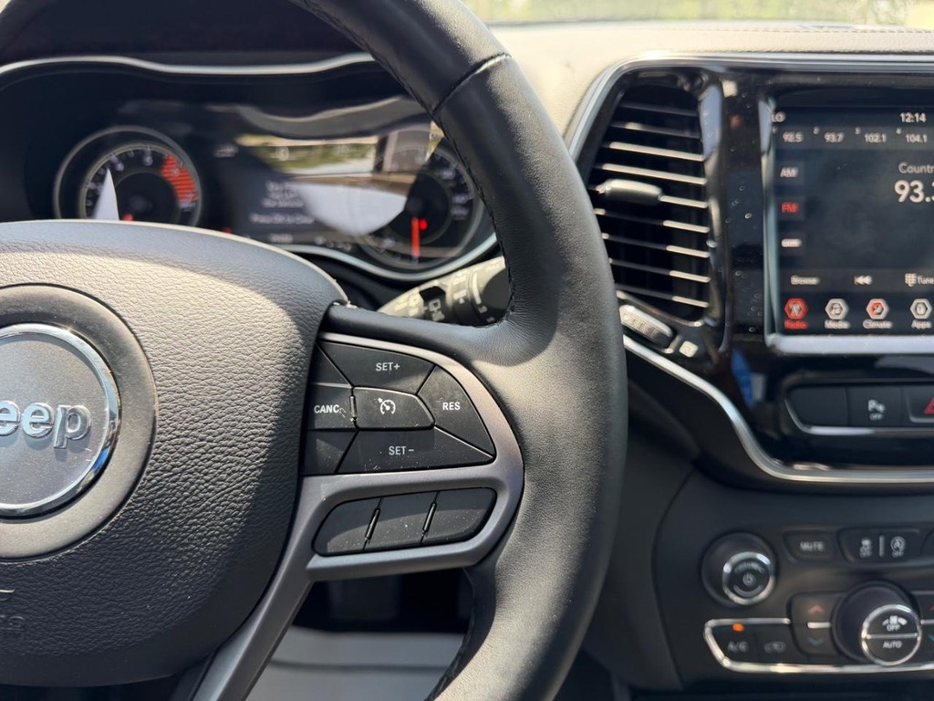 Jeep Cherokee Vehicle Full-screen Gallery Image 13