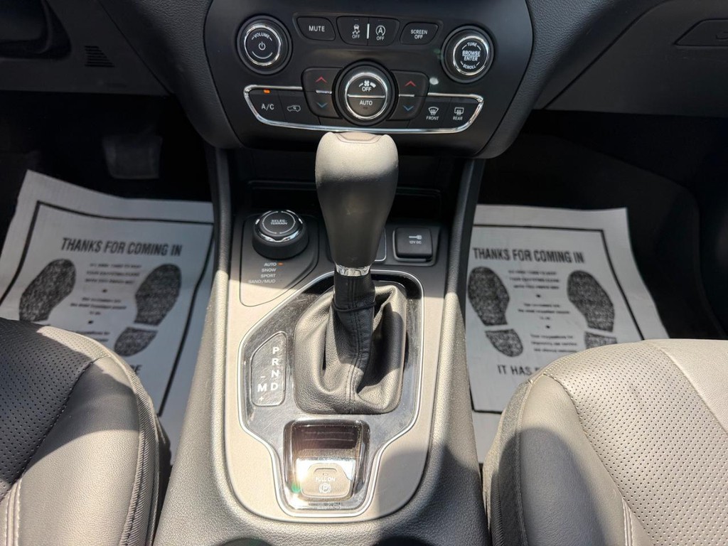 Jeep Cherokee Vehicle Full-screen Gallery Image 16