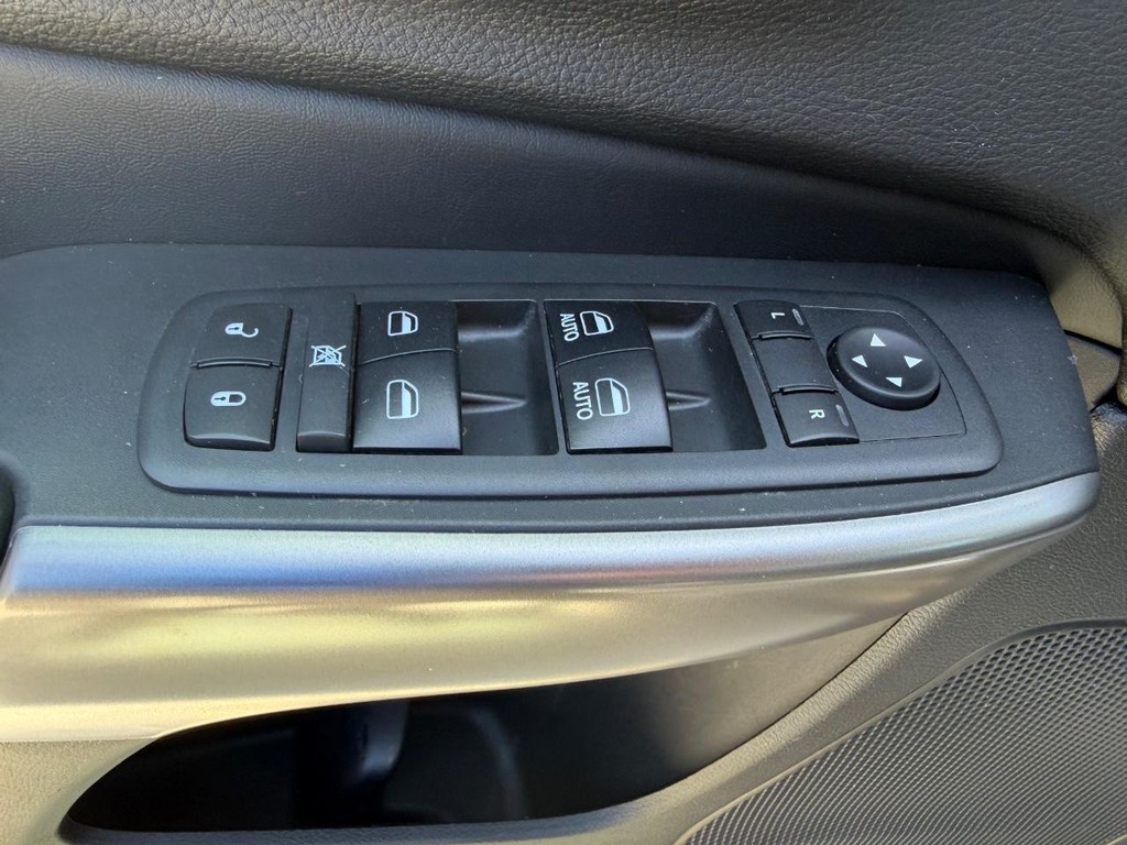 Jeep Cherokee Vehicle Full-screen Gallery Image 18