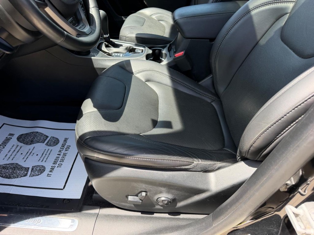 Jeep Cherokee Vehicle Full-screen Gallery Image 20