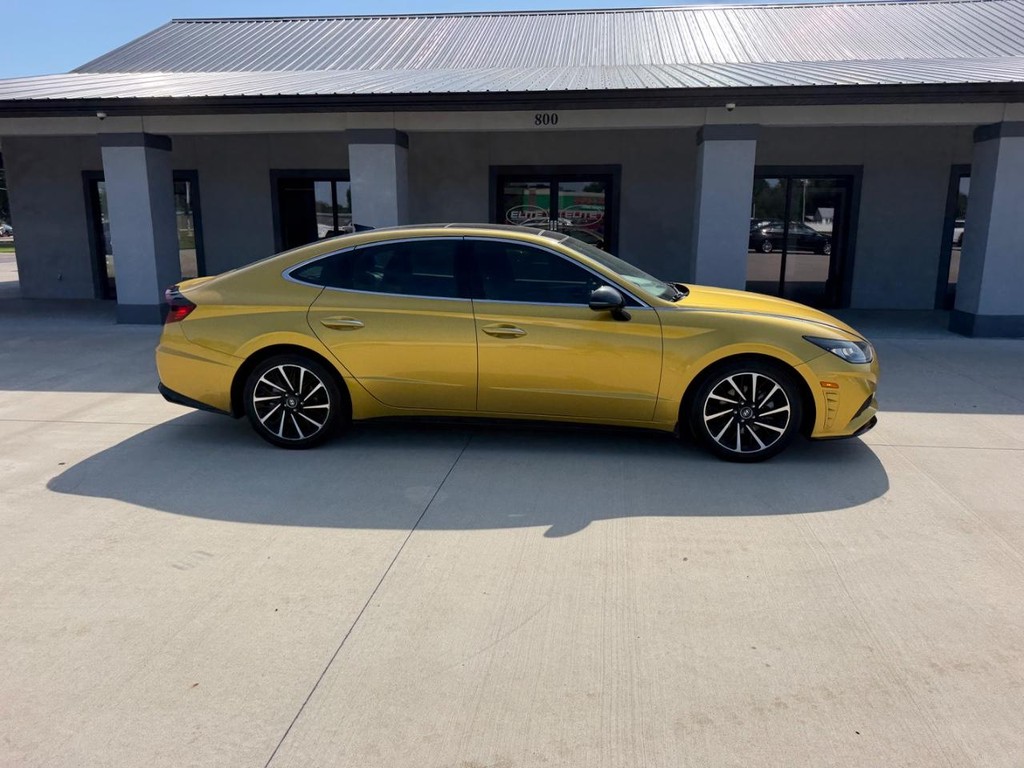 Hyundai Sonata Vehicle Full-screen Gallery Image 2