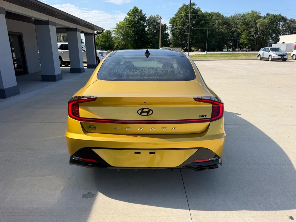 Hyundai Sonata Vehicle Full-screen Gallery Image 4