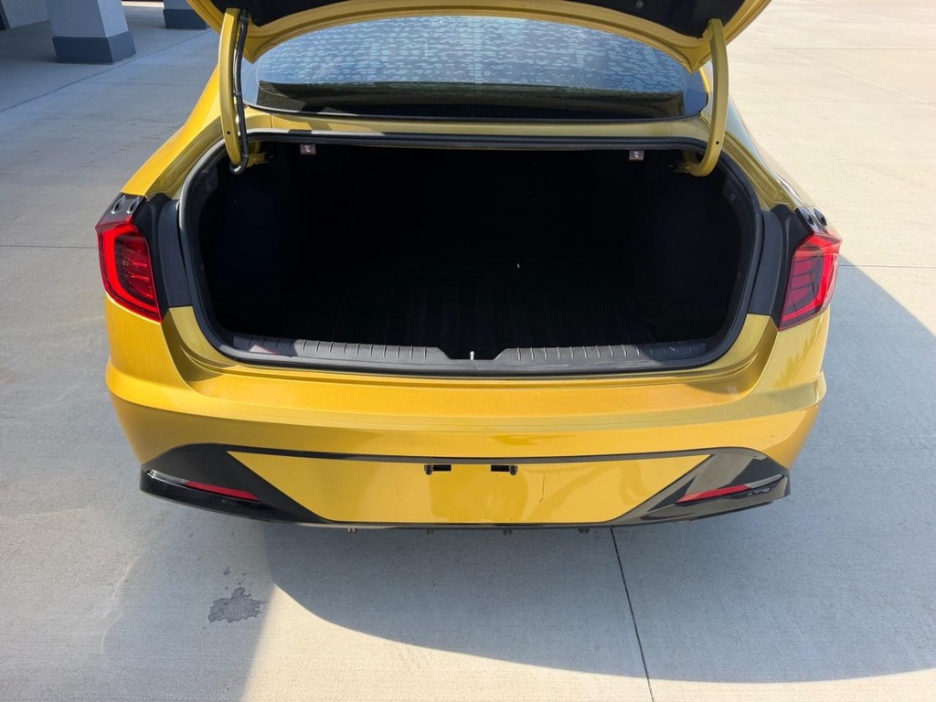 Hyundai Sonata Vehicle Full-screen Gallery Image 5