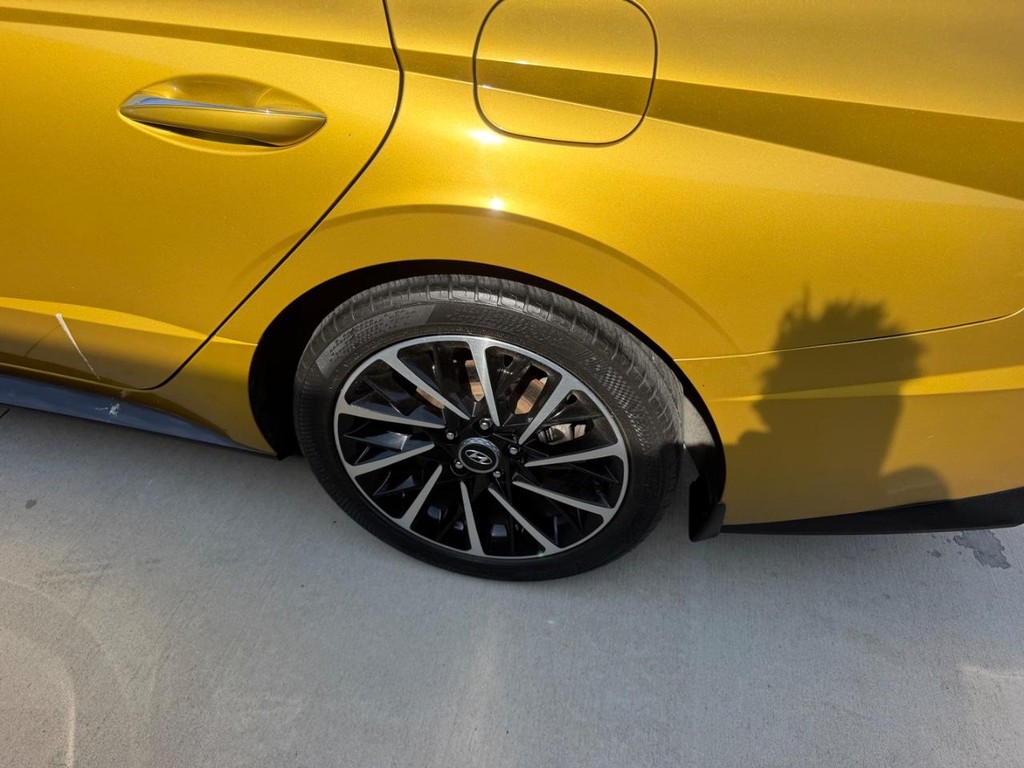 Hyundai Sonata Vehicle Full-screen Gallery Image 6
