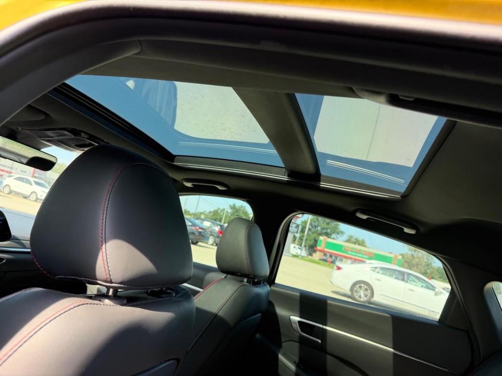 Hyundai Sonata Vehicle Full-screen Gallery Image 8